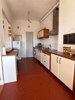 Spacious 2-bed apartment with direct Port view, free parking - 3