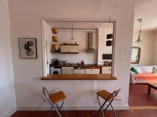 Spacious 2-bed apartment with direct Port view, free parking - 6