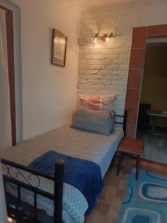 Ground Floor apartment-2 x single beds, TV,kitchen, own bathroom, patio - Pinetown - 1