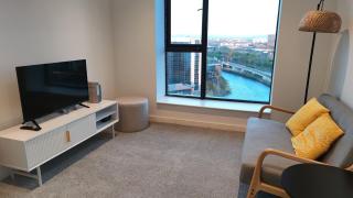 Penthouse-Like Apartment with City & Waterfront Views in Old Trafford with 500Mbps Internet and Netflix - 0