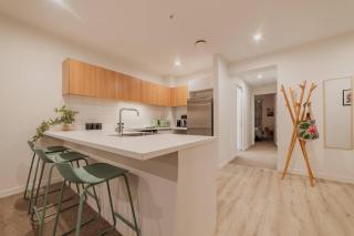Convenient City Pad - 2BR Laundry Sleeps 5 - 8
