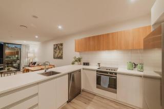 Convenient City Pad - 2BR Laundry Sleeps 5 - 4