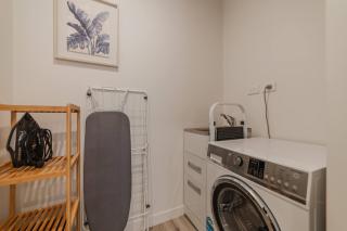 Convenient City Pad - 2BR Laundry Sleeps 5 - 3