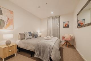 Convenient City Pad - 2BR Laundry Sleeps 5 - 7