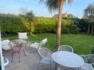 Palms - spacious, 3 bedroom, pet friendly, family holiday home - Manorbier - 9