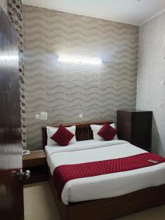 Airport Redsuit near delhi airport - Nuova Delhi - 1
