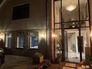 Lovely large modern home in private wooded estate - New Malden - 2