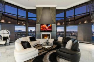Step Inside And Rise Above The Phoenix Skyline - Phoenix - 0