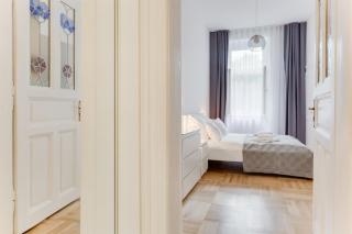 Historic Center - Stylish Family Apartment with Balcony Next to River - Prag - 5