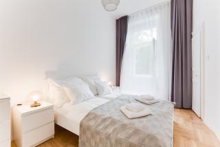 Historic Center - Stylish Family Apartment with Balcony Next to River - Prag - 9