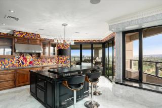 Step Inside And Rise Above The Phoenix Skyline - Phoenix - 2