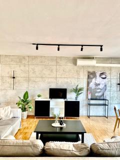 Spacious Apartment near City Center with Balcony and Garage Parking - Prag - 5