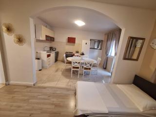 Bigger group Apt next to the beach - Jesenice - 4