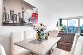Luxe Riverside 3 Bed, 2 Bath En-Suite, Balcony views with Great Transport Links in London - Perfect for long stays - 4