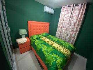 1st floor 3 Bedrm 2 Baths AC Condo near airport - El Paredón - 2