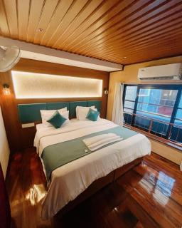 Waves And Dales Houseboats - Alleppey - 9