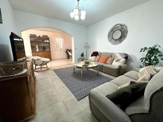 Spacious 2 Bedroom 2 Bath Flat with Large Terrace - Tivat - 2