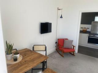 Spacious 2BD Flat with Stunning Views Folkestone - Folkestone - 4