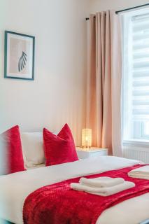 Large 3 Bedroom House with Parking and Garden Nr City Centre Great for Groups and Families - Cardiff - 3