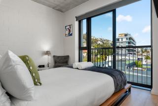 Top Floor Loft, Dream Views, Beachside - 3