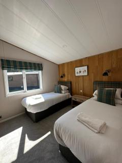 Sandy Lane 18 - Lodge with Hot Tub - Allerthorpe - 4