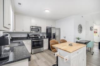 West Atl| Six Flags| Full Kitchen| Cascade Skating - Atlanta - 2