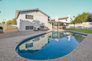 Desert Pearl Hot tub for 8 Pool BY Games - Scottsdale - 2