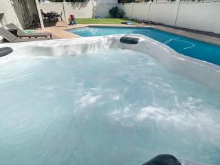 Desert Pearl Hot tub for 8 Pool BY Games - Scottsdale - 5