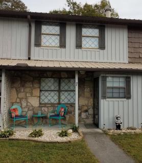 Right off parkway 2 BR 2 BA full kitchen WiFi - Pigeon Forge - 1