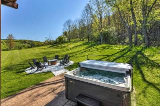 Renovated & Spacious Home Wood Fireplace Hot Tub - 9