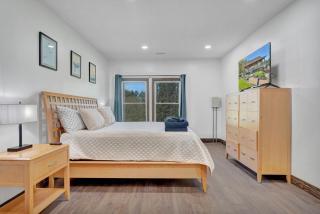 Renovated & Spacious Home Wood Fireplace Hot Tub - 3
