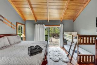 Secluded 3BR Home Fire Pit Covered Deck - 4