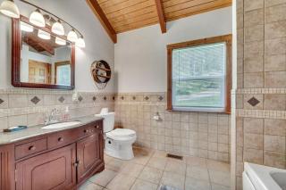 Secluded 3BR Home Fire Pit Covered Deck - 2