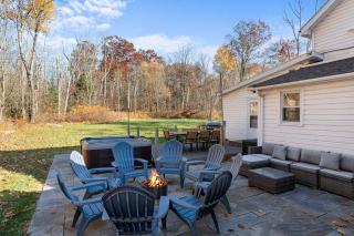 Cozy Mountain Getaway | Hot Tub | Grill | Fire Pit - Tannersville - 3