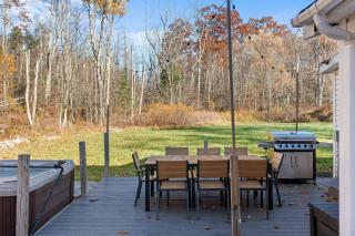 Cozy Mountain Getaway | Hot Tub | Grill | Fire Pit - Tannersville - 5