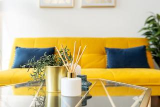 Leeds Apartment-Juliet Balcony-Perfect for Long Stays & Remote Work - 3