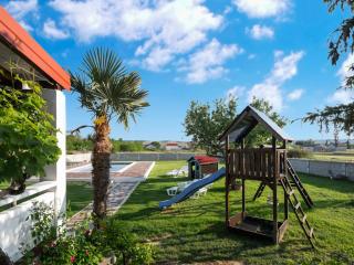 House Rose with Garden and Pool - Ljubač - 9