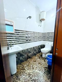 Yamuna Residency ! near Prem mandir & ISCKON temple, with Decent facilities and Fully AC family rooms - Vrindāvan - 1