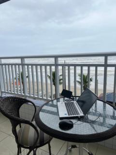 Apartamento com piscina e churrasqueira na varanda frente a praia - 7