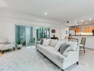 Retreat in Coconut Grove with Private Patio - Miami - 3