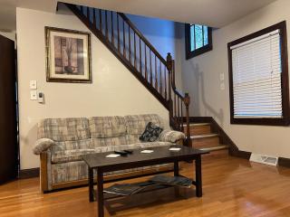 Spacious 3BR Stay Pet Friendly Wi-Fi - Cleveland - 9