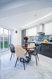 Modern Family 3 bedroom house,Free Parking,Garden - Dagenham - 9