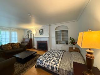 Vancouver Private Room- Beautiful Double Bed & Couch in Spacious Living Room Near UBC, Kerrisdale Shopping Distt- Free Parking - Vancouver - 0