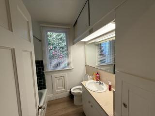 Vancouver Private Room- Beautiful Double Bed & Couch in Spacious Living Room Near UBC, Kerrisdale Shopping Distt- Free Parking - Vancouver - 9