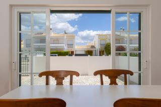 Spacious Villa - Walk to Beach & City Center - Lagos - 4