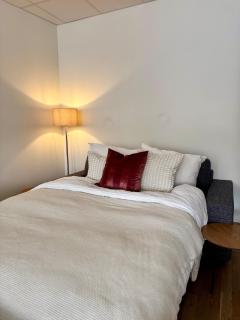 Modern studio apartment right on the dock - near downtown Bergen - Bergen - 8