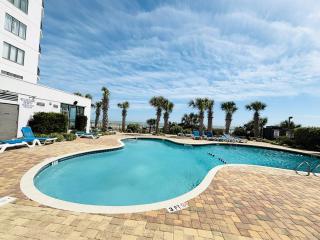Endless Views Beachfront Studio Retreat - Myrtle Beach - 8
