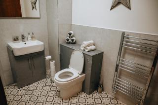 Luxury 5-Bed Farmhouse - Sleeps 8 & Hot Tub - 6