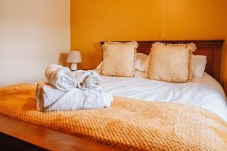 Luxury 5-Bed Farmhouse - Sleeps 8 & Hot Tub - 4