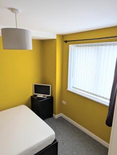 Private Room, Own Bathroom, Bus Stop and Shops Nearby - Nottingham - 4